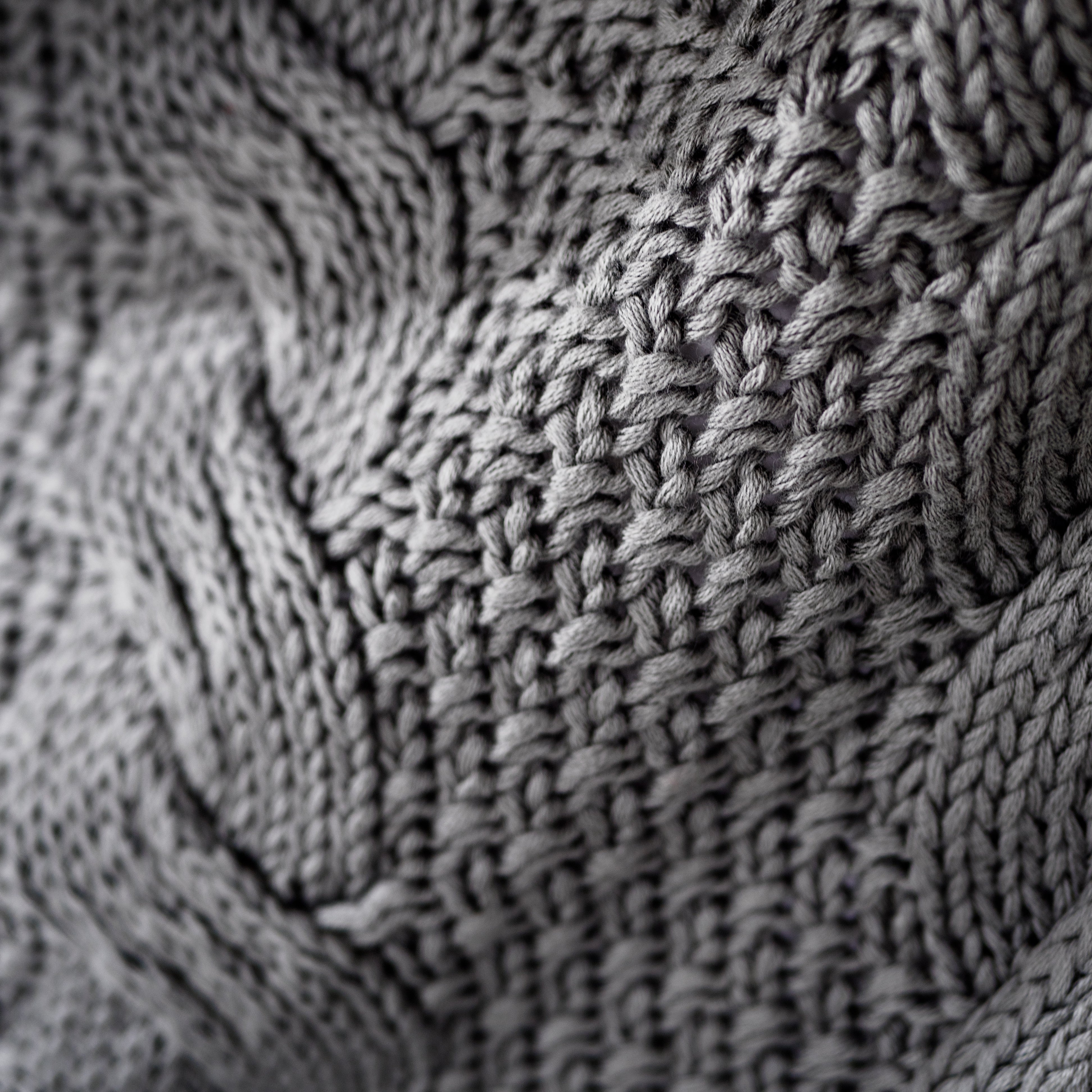 Kuscheldecke / Tagesdecke - Gestrickte Cable Grau - Image 4