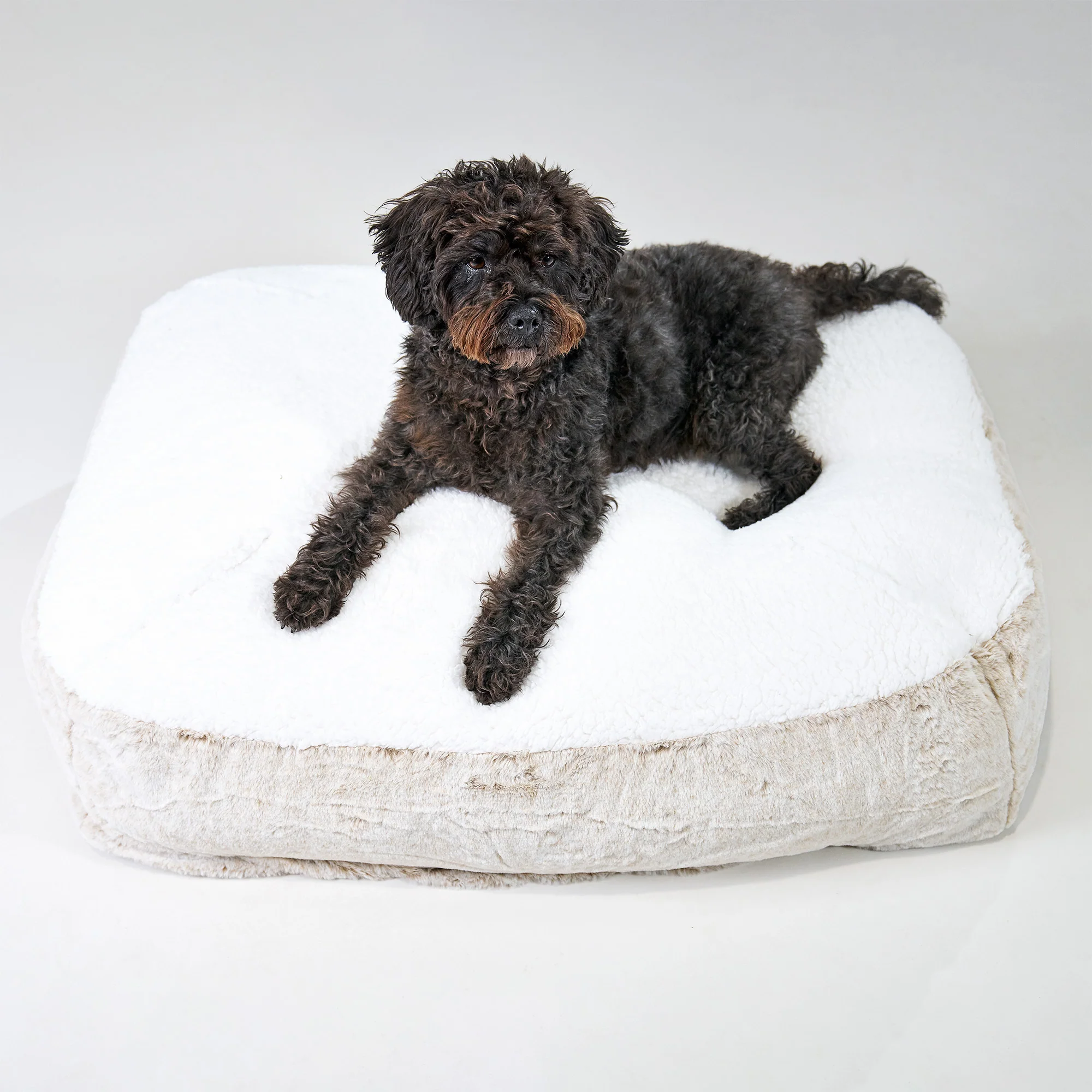 Großes Slouchy Hundebett - Kaninchen Kunstfell Goldbraun - Image 4