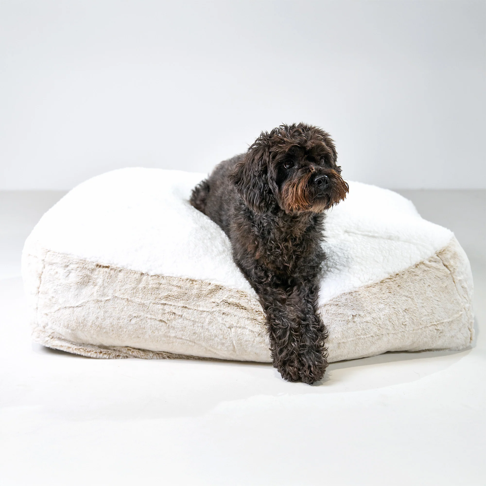 Großes Slouchy Hundebett - Kaninchen Kunstfell Goldbraun - Image 5