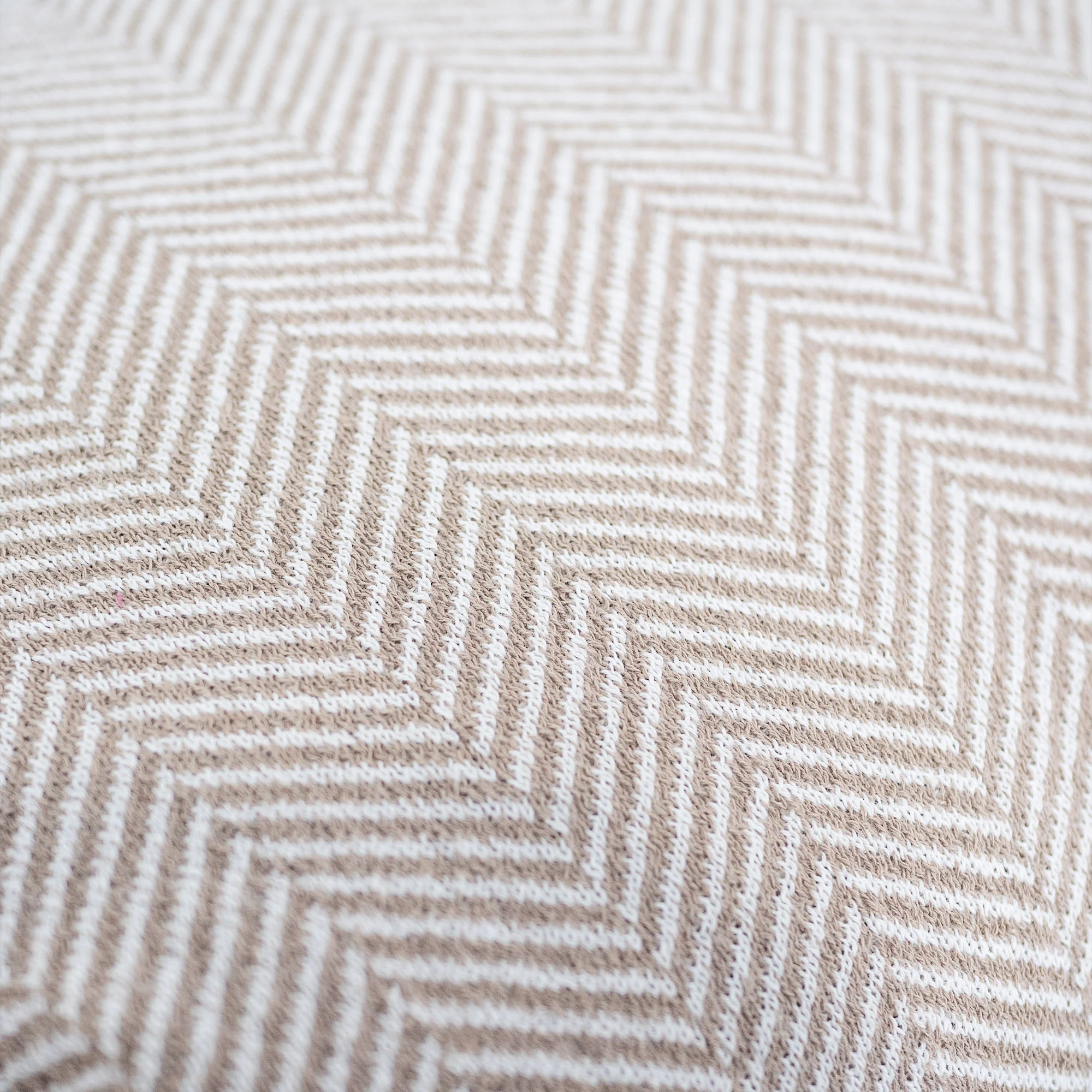 Kleiner Fußhocker - Gestrickte Fischgrätenmuster Stein - Image 3