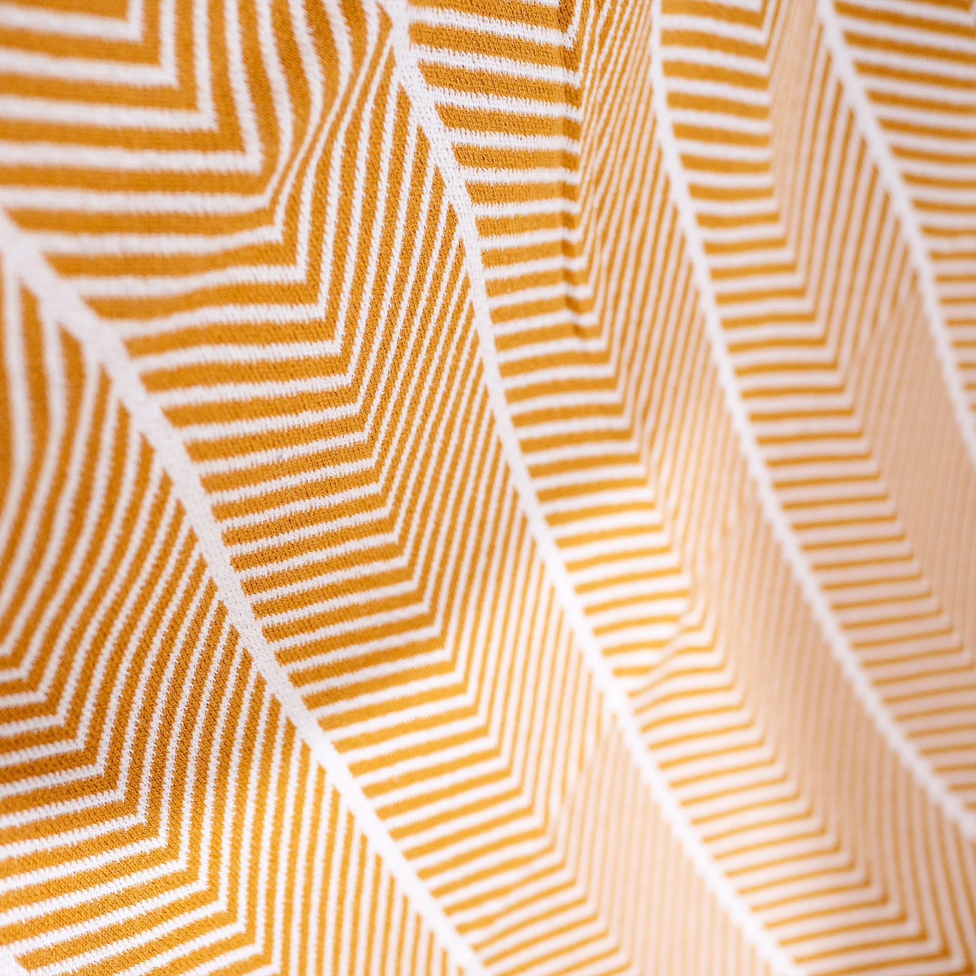 Kuscheldecke / Tagesdecke - Gestrickte Fischgrätenmuster Senf - Image 4