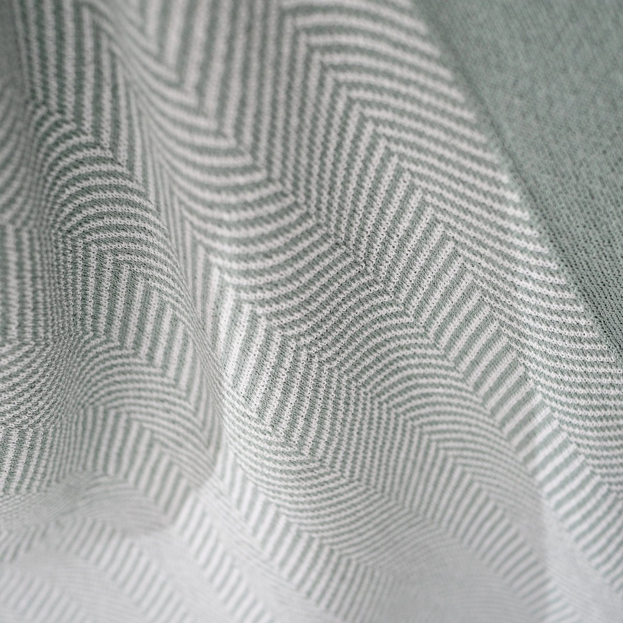 Kuscheldecke / Tagesdecke - Gestrickte Fischgrätenmuster Taubenblau - Image 3