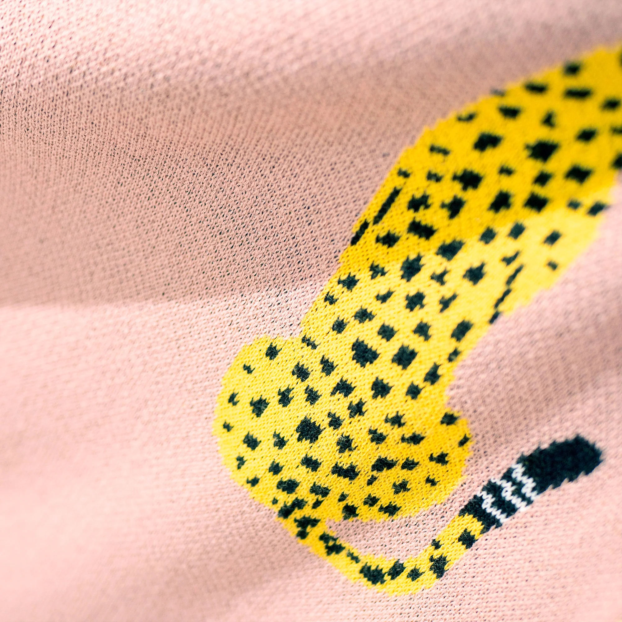 Kuscheldecke / Tagesdecke - Gestrickte Gepard Pink - Image 4