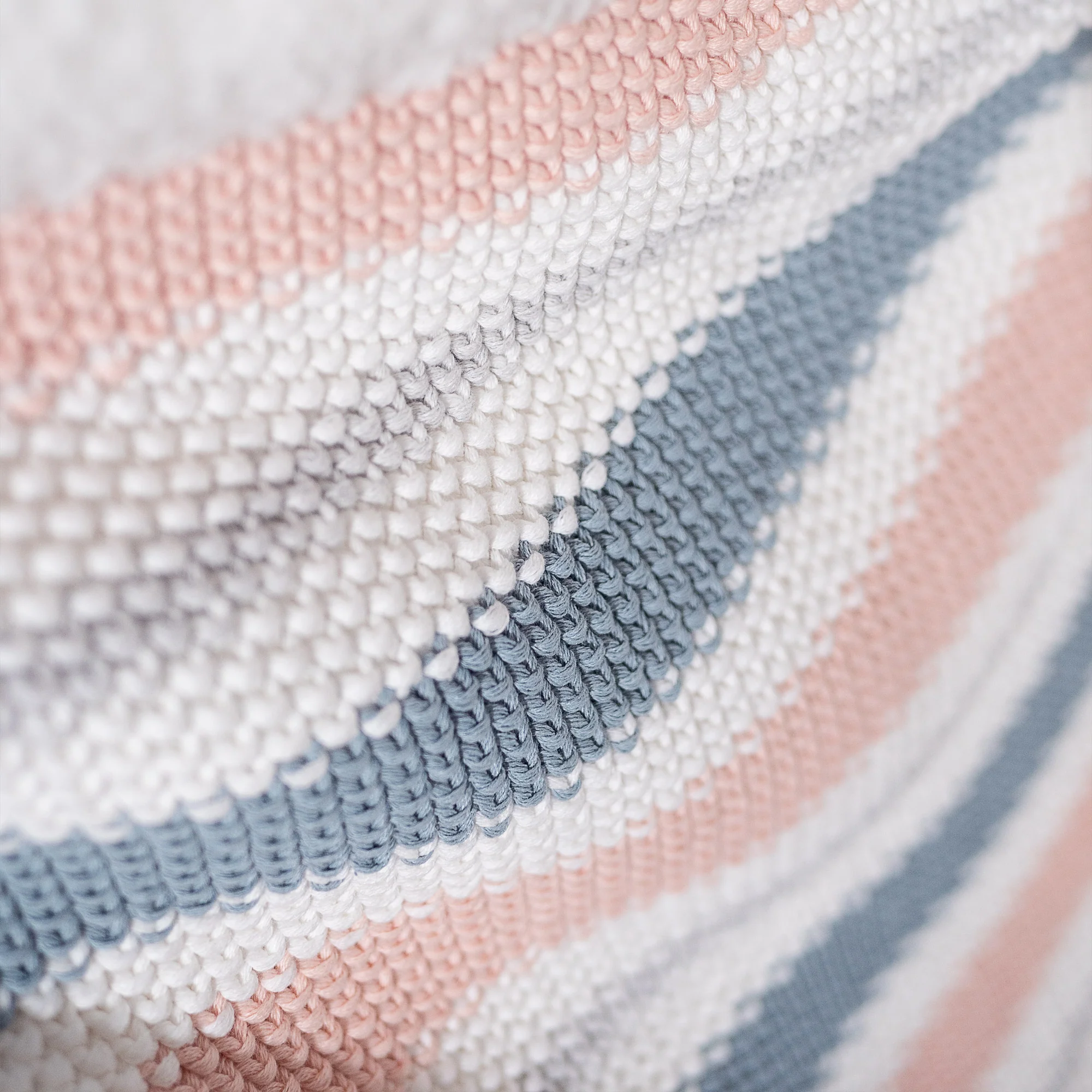 Kuscheldecke / Tagesdecke - Gestrickte Streifen Pastell - Image 2