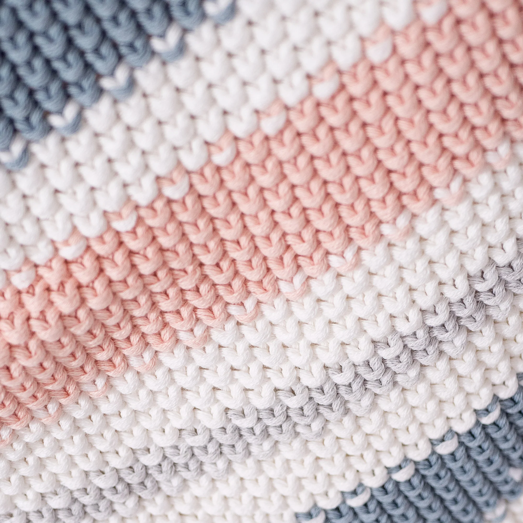 Kuscheldecke / Tagesdecke - Gestrickte Streifen Pastell - Image 4